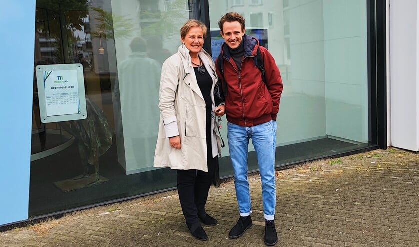Wethouder Coby van der Pas en Ties van Dooren voor het gemeentehuis in Veghel.