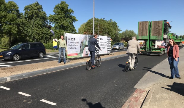 Met het 'binnenvlaggen' van de bestuurders, is de N324 officieel heropend. Op de foto links gedeputeerde Christophe van der Maat, en recht wethouder Ben Peters van de gemeente Gave, die steppen.