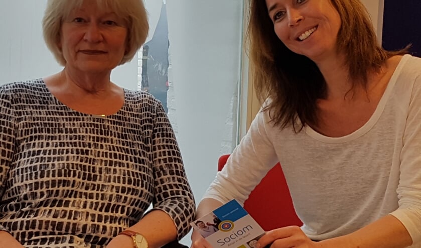 Fien van Grinsven (links) en Maureen van Niekerk, twee van de negen bemiddelaars bij Sociom