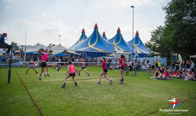 Drie dagen topvolleybal en vier dagen feest tijdens het Pinksertoernooi! (foto: Piet van Strijp)