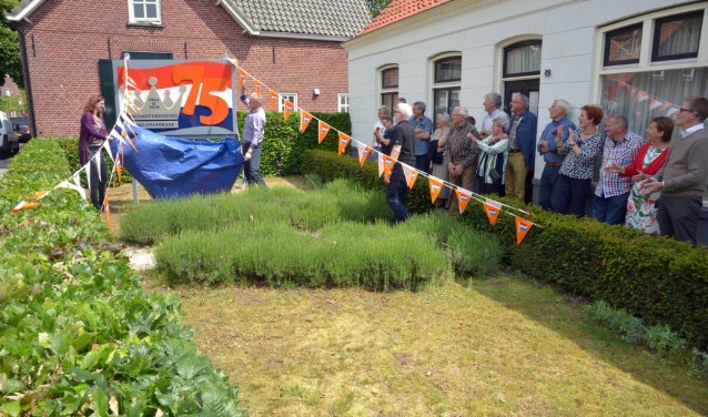 Door de borden wordt de buurt nu dagelijks herinnerd aan het jubileum (foto: Henk Lunenburg)