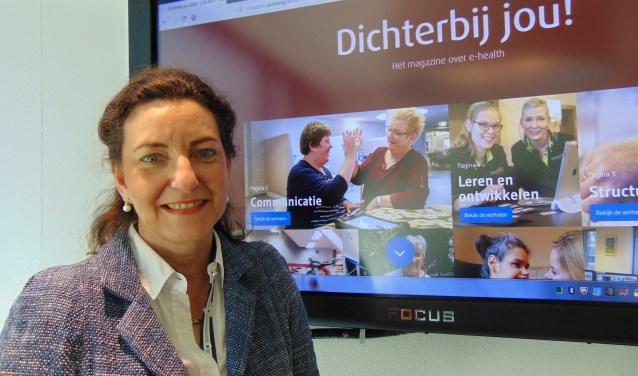 Monique Caubo bij het e-health magazine, dat cliënten van Dichterbij veel mogelijkheden biedt. (foto: Dorry Smeets)