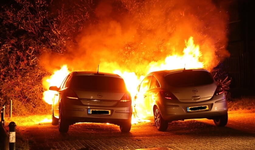 Weer twee autobranden in Oss: nu in Dasseburcht. (Foto: Gabor Heeres / Foto Mallo)