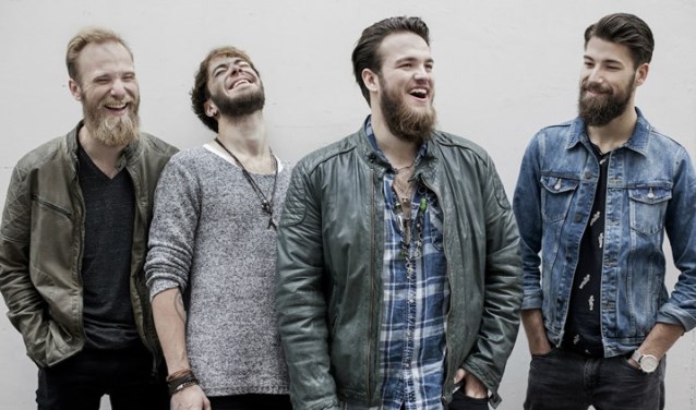 Voltage is één van de bands die speelt op het festival