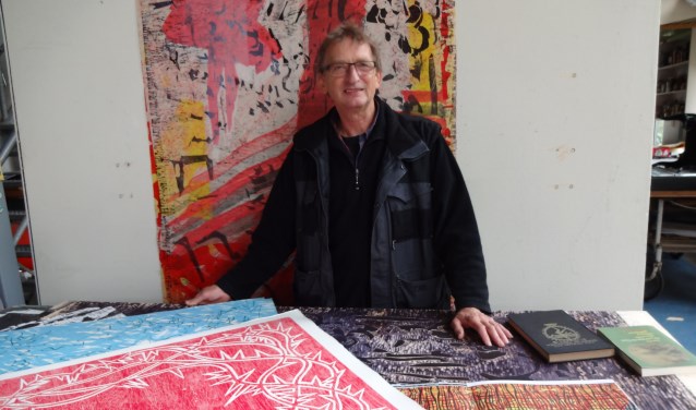 Marie te midden van zijn werk in zijn atelier (foto: Ankh van Burk)