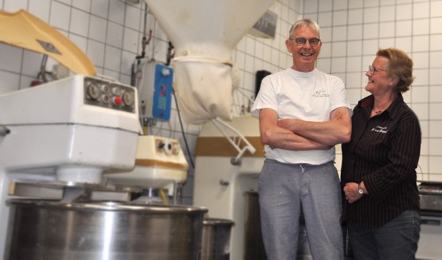 Gerrie en Gertruud van den Bergh vieren het honderdjarig jubileum van hun bakkerij en trakteren op ontbijt.