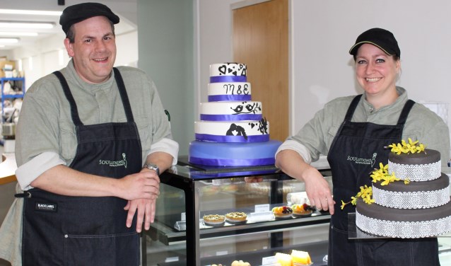 Marco Reijnen en Esther Faasen in hun zaak Soulutions Pastry & Desserts in Cuijk. (foto en tekst: Aileen van Tilburg)