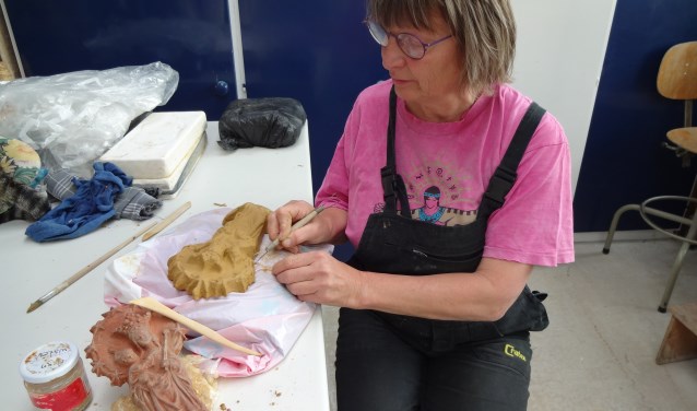 Ine van Grinsven legt de laatste hand aan het Mariabeeld (foto: Ankh van Burk)