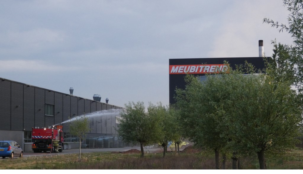 De brandweer bij Meubitrend. (Foto: Thomas)
