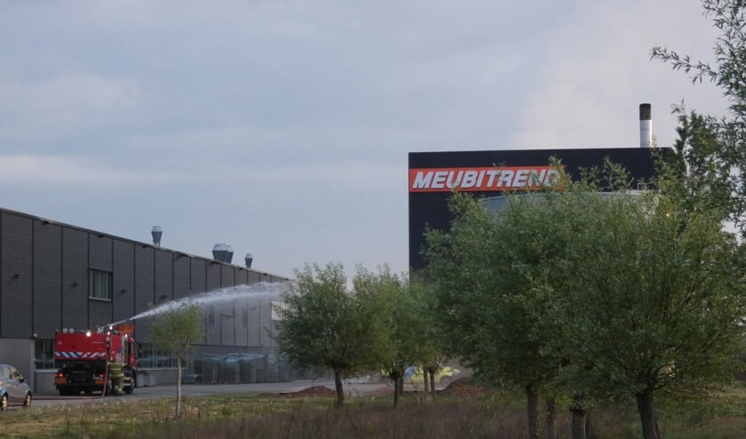 De brandweer bij Meubitrend. (Foto: Thomas)