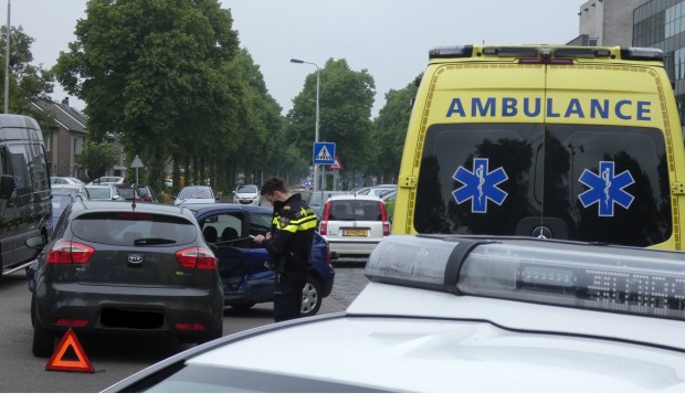 Auto's lopen veel schade op bij ongeval op Schaepmanlaan. (Foto: Thomas)