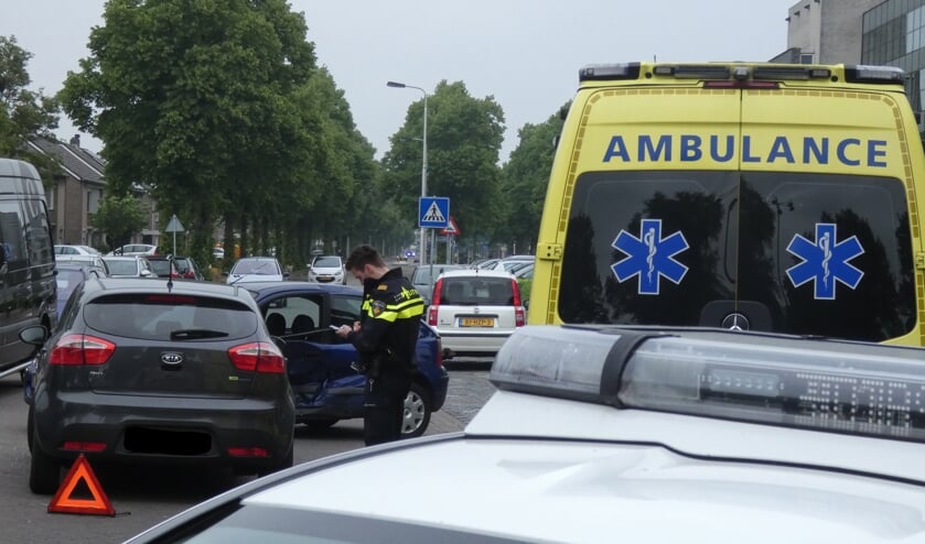 Auto's lopen veel schade op bij ongeval op Schaepmanlaan. (Foto: Thomas)