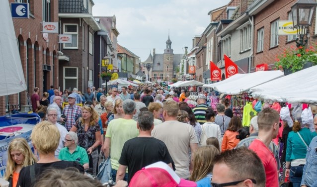 De braderie in Gennep wordt jaarlijks druk bezocht.