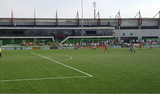 Het veld van sv TOP met op de achtergrond het Frans Heesen Stadion.