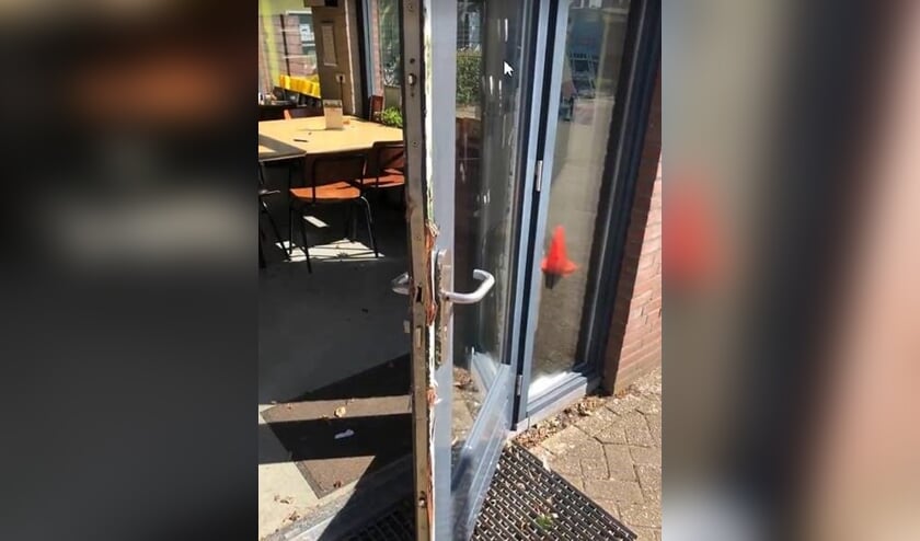 De opengebroken deur van het clubhuis