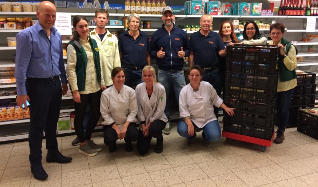 Ondernemer Marco van Bergen samen met medewerkers van de Voedselbank en de nieuwe collega's van EMTÉ.