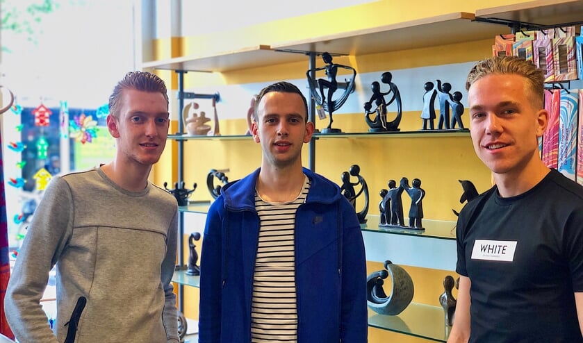 Leerlingen van ROC de Leijgraaf helpen de Veghelse Wereldwinkel.