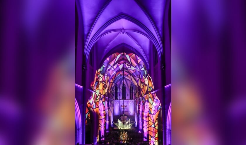 De Sint Willibrordiskerk in Mill baadt zaterdagavond 29 juni in het kunstlicht.