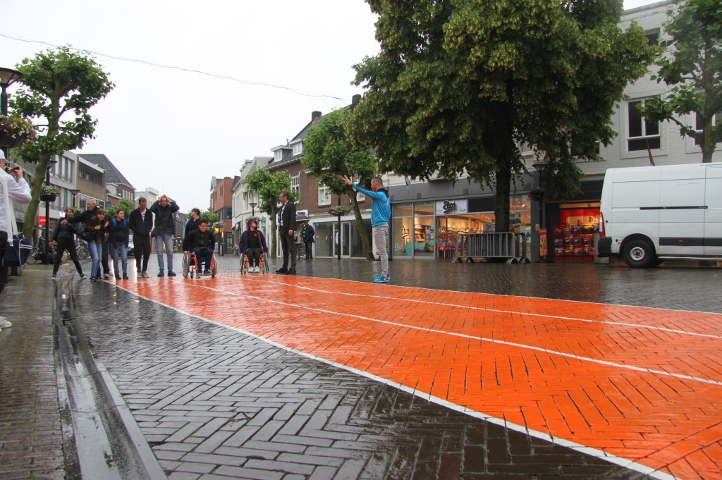 De tijdelijke atletiekbaan.