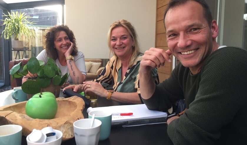 Erica van Wees, Thea Guns en Twan Sigmans organiseren de eerste editie van 'Heel Veghel Zingt Mee'.