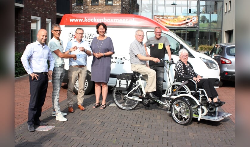 Lionsclub Land van Cuijk en Overmaze heeft een elektrische rolstoelfiets overhandigd aan Pantein.