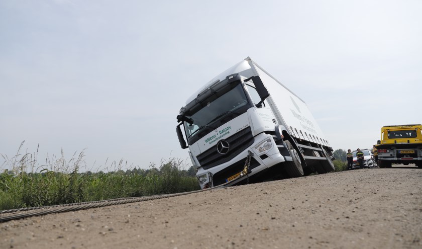 Een vrachtwagen is vanochtend in de berm beland in Ledeacker.