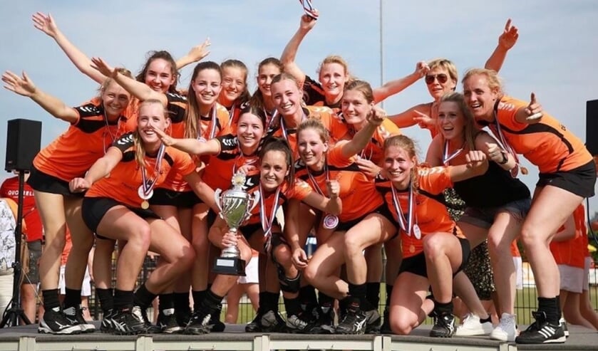 Korfrakkers werd overtuigend kampioen veldkorfbal