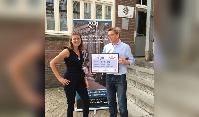 Jolanda van Gerwe van de stichting Join us en Eric Rath van Rotaryclub Meierijstad.