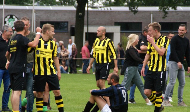 Vreugde bij de spelers van VIOS'38. Daan Klievink (9) van HBV baalt. (foto: Jeff Meijs/Voetbal-shoot.nl)
