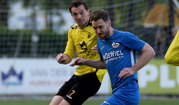 Stan Venhuizen (7) kopte zijn team naar de eerste klasse van de KNVB
