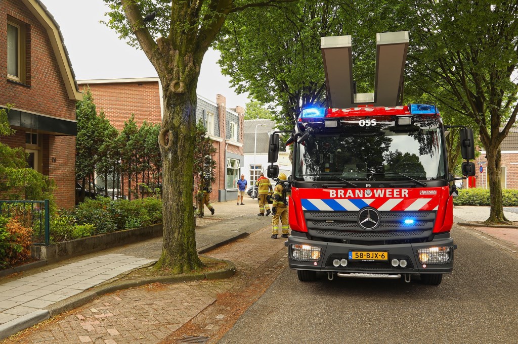 Brand ontstaan bij dakwerkzaamheden in Floraliastraat. (Foto: Gabor Heeres / Foto Mallo)