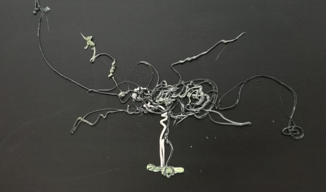 Mariëlle Smits met een kunstwerk van acrylverf op karton.