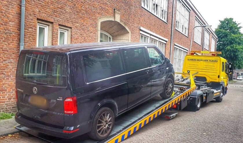 De bus van de Ossenaar in Tilburg. (Foto: Facebook Politieteam Tilburg-Centrum)