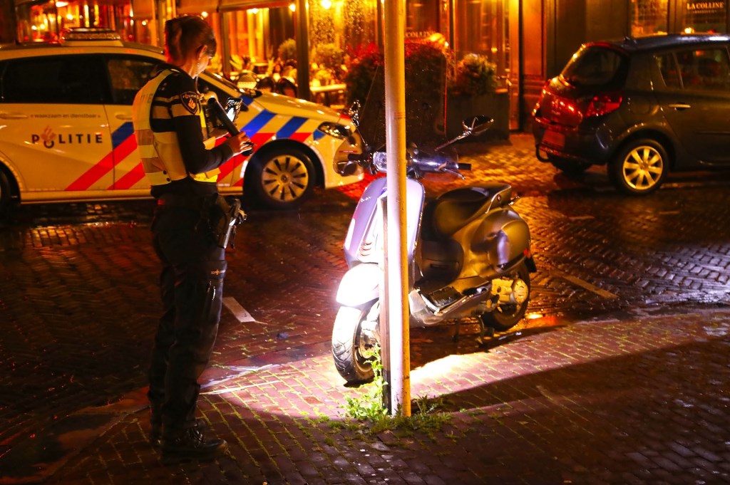 Scooter op de Burgwal. (Foto: Gabor Heeres / Foto Mallo)