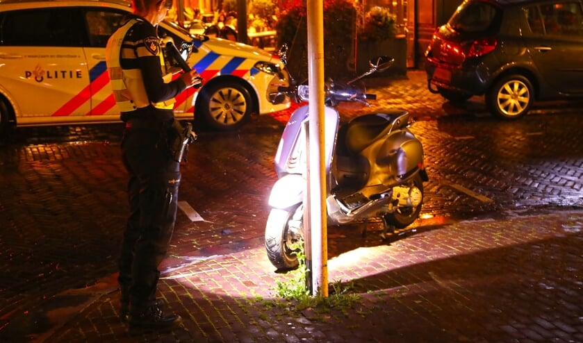 Scooter op de Burgwal. (Foto: Gabor Heeres / Foto Mallo)