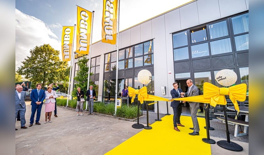 CEO Frits van Eerd en managing director Peter Isaac openen het Jumbo kantoor in Brasschaat door het lint door te knippen.