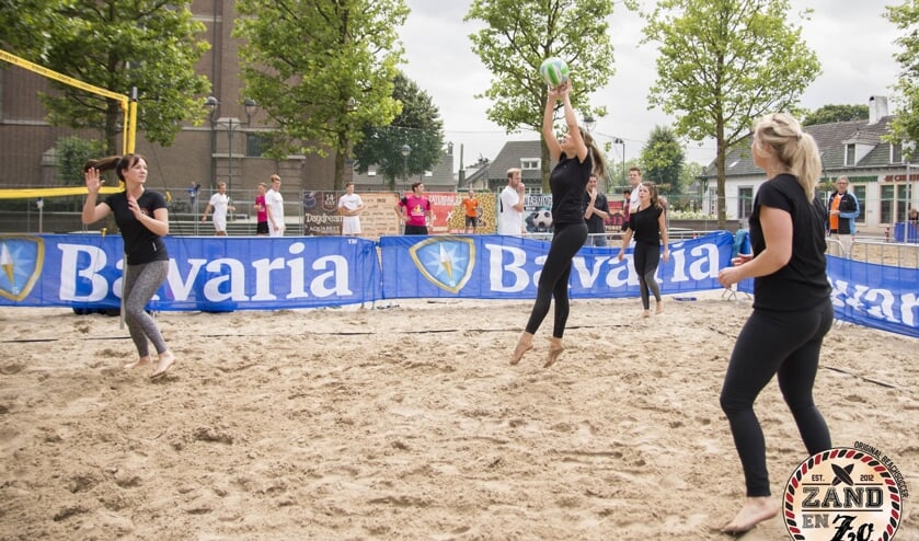De dames mogen weer kun kunsten vertonen tijdens het beachvolleybaltoernooi.