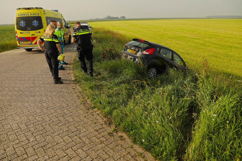 Auto van de weg geraakt in Maren-Kessel. (Foto: Gabor Heeres / Foto Mallo)