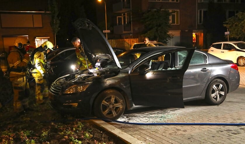 Opnieuw een autobrand in Osse Johan Doornstraat. (foto: Gabor Heeres / Foto Mallo)