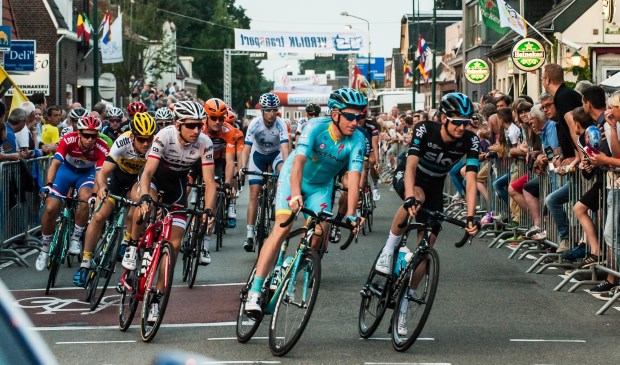 Wedstrijdbeeld uit een vorige editie. V.l.n.r.: Wout Poels (rechts), Peter Weening (blauw) en Bauke Mollema (rode fiets)