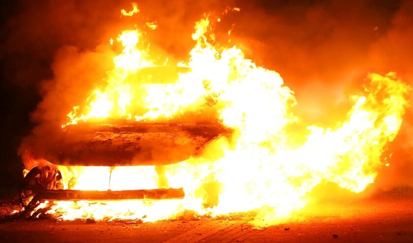 Autobrand in Treubstraat. (Foto: Gabor Heeres / Foto Mallo)