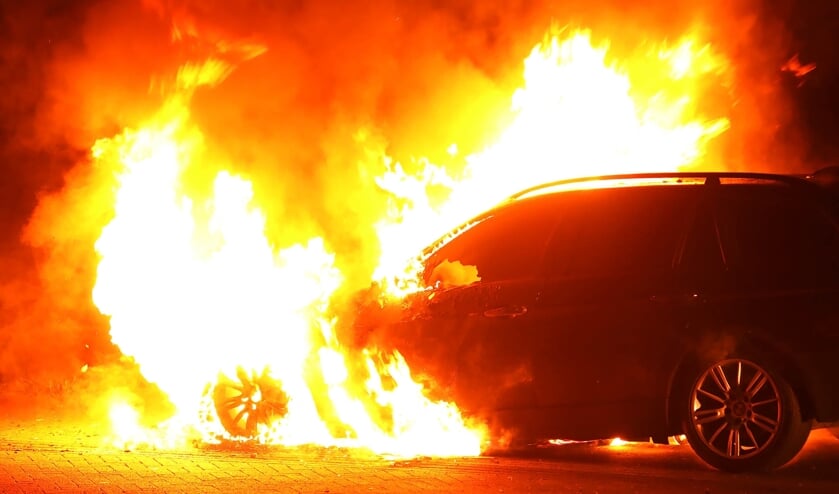 Autobrand in Treubstraat. (Foto: Gabor Heeres / Foto Mallo)