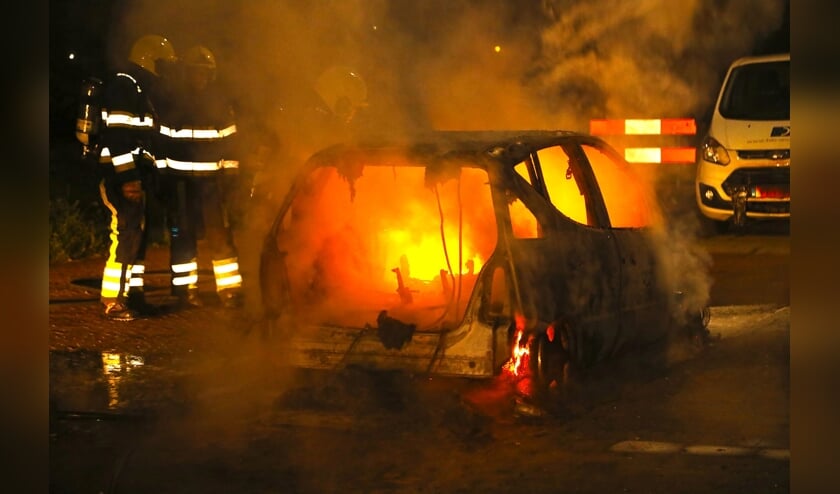 Autobrand in Berghem. (Foto: Gabor Heeres / Foto Mallo)