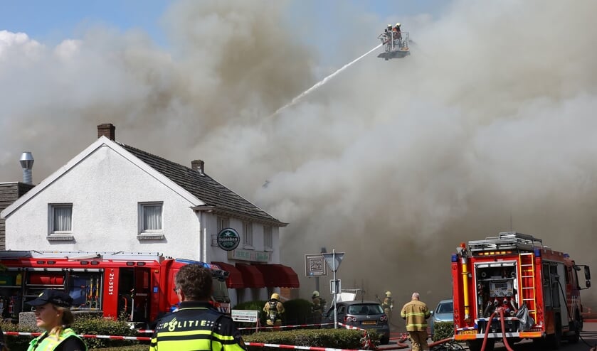 Grote brand in Berghem. (Foto: Charles Mallo / Foto Mallo)