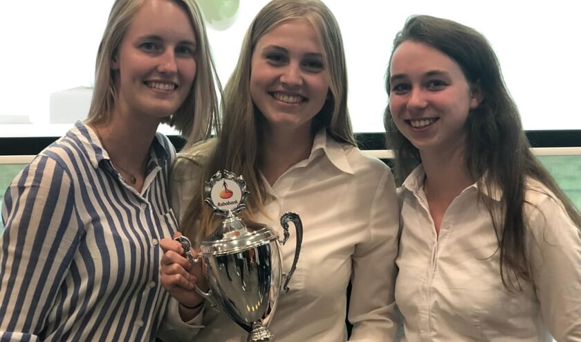 Leerlingen VWO (Kim Centen, Veerle Barten, Kirstie Geurts) van het Merletcollege in Cuijk wonnen voor het zesde jaar op rij de Dragon's Den.