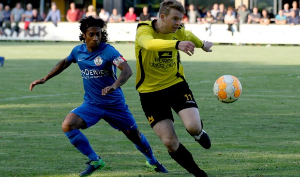 Justin Tahapary (L) in duel met Koen Verlinden