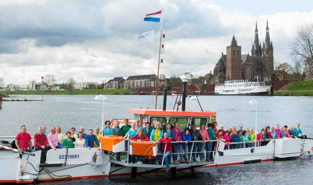 Popkoor Noisy Voices op het veerpont bij Cuijk.