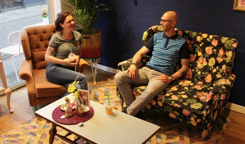 Greetje de Wit en Willem van Collenburg in hun nieuwe zaak Riceteria aan het Brabantplein in het Udense centrum.