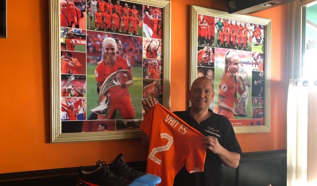 Kastelein Pascal Leenhouwers van café 't Centrum met het Oranjeshirt van de Boxmeerse international Kika van Es.