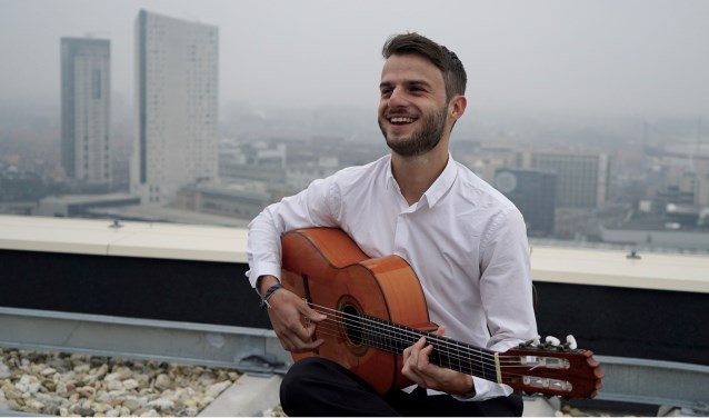 De muziek tijdens het Luistercafé wordt verzorgd door zanger Juan Peñas en gitarist Tijn van der Sanden (foto).